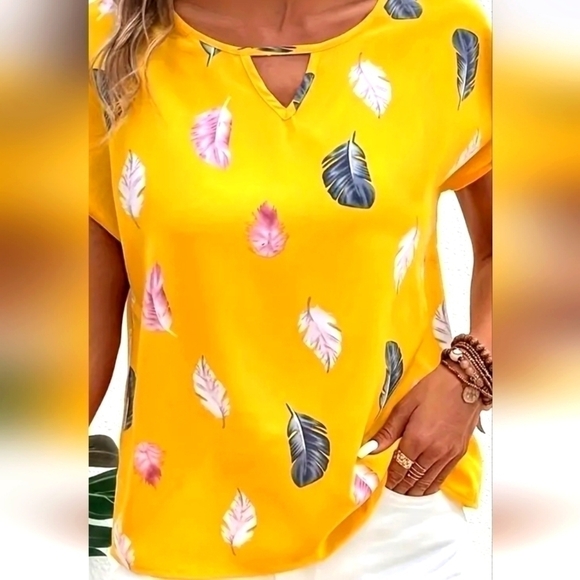 Tops - Nwot womens feather print blouse